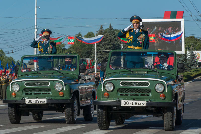 Na vojenské přehlídce k výročí vzniku Podněstří nemohou chybět ruské symboly.