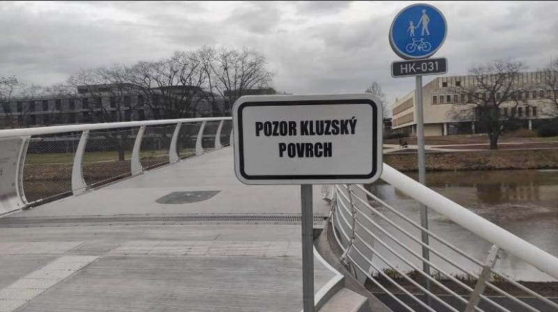 Obyvatelé Hradce Králové se baví gramatickou chybou na ceduli u nové lávky.
