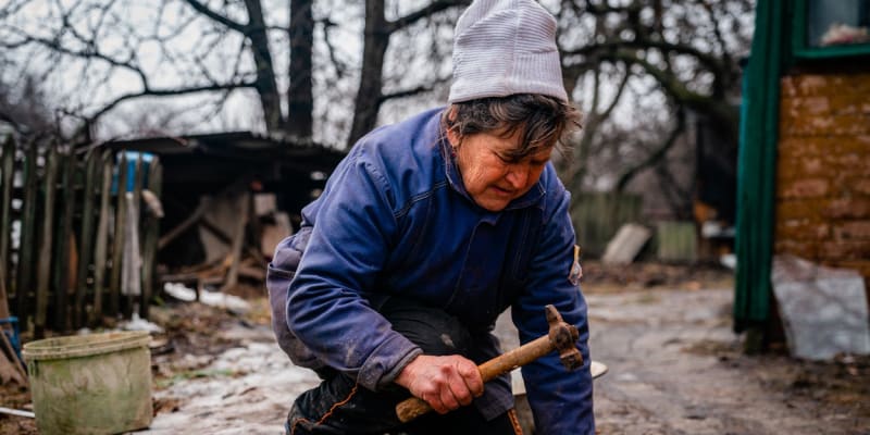Řada ukrajinských důchodců odmítá opustit své domovy navzdory bojům a bombardování. Foto z konce února 2023, Časiv Jar.