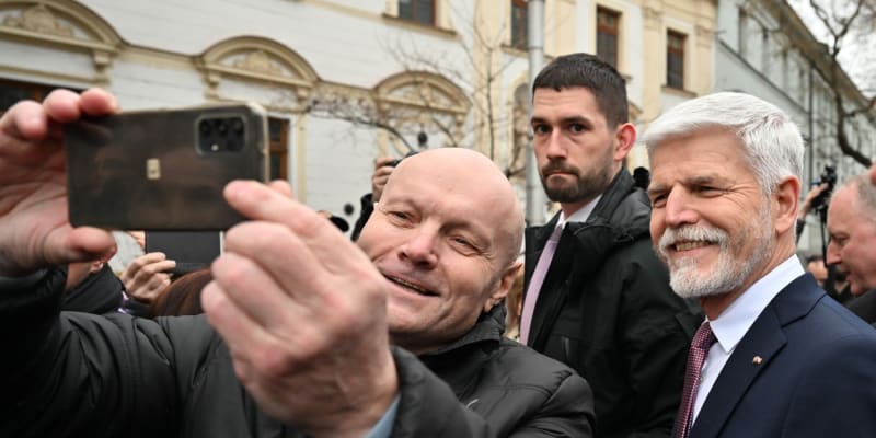 Petr Pavel byl během procházky Bratislavou středem pozornosti pro mnohé Slováky. Ti mu tleskali, mnozí jej žádali o podpis či společnou fotografii.