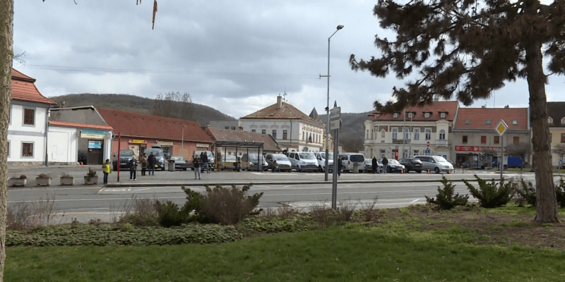 Velké drama zažili lidé, kteří čekali na rušné autobusové zastávce na pražském Zbraslavském náměstí. Přímo před jejich zraky zkolaboval muž. 