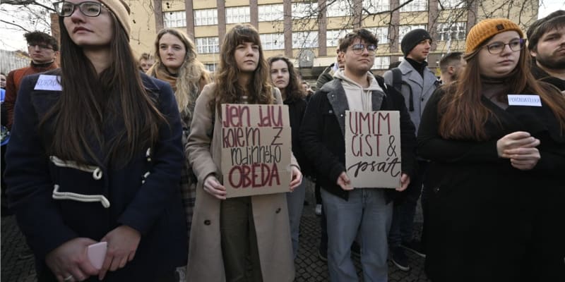 Studenti Vysoké školy ekonomické (VŠE) demonstrovali proti děkanovi Miroslavu Ševčíkovi (15. 3. 2023).