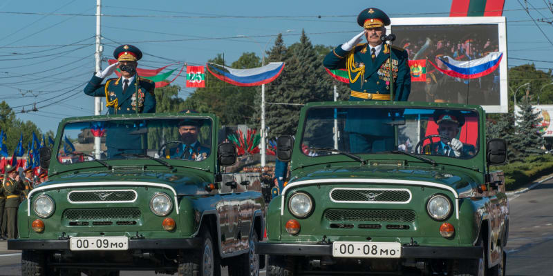 Na vojenské přehlídce k výročí vzniku Podněstří nemohou chybět ruské symboly.
