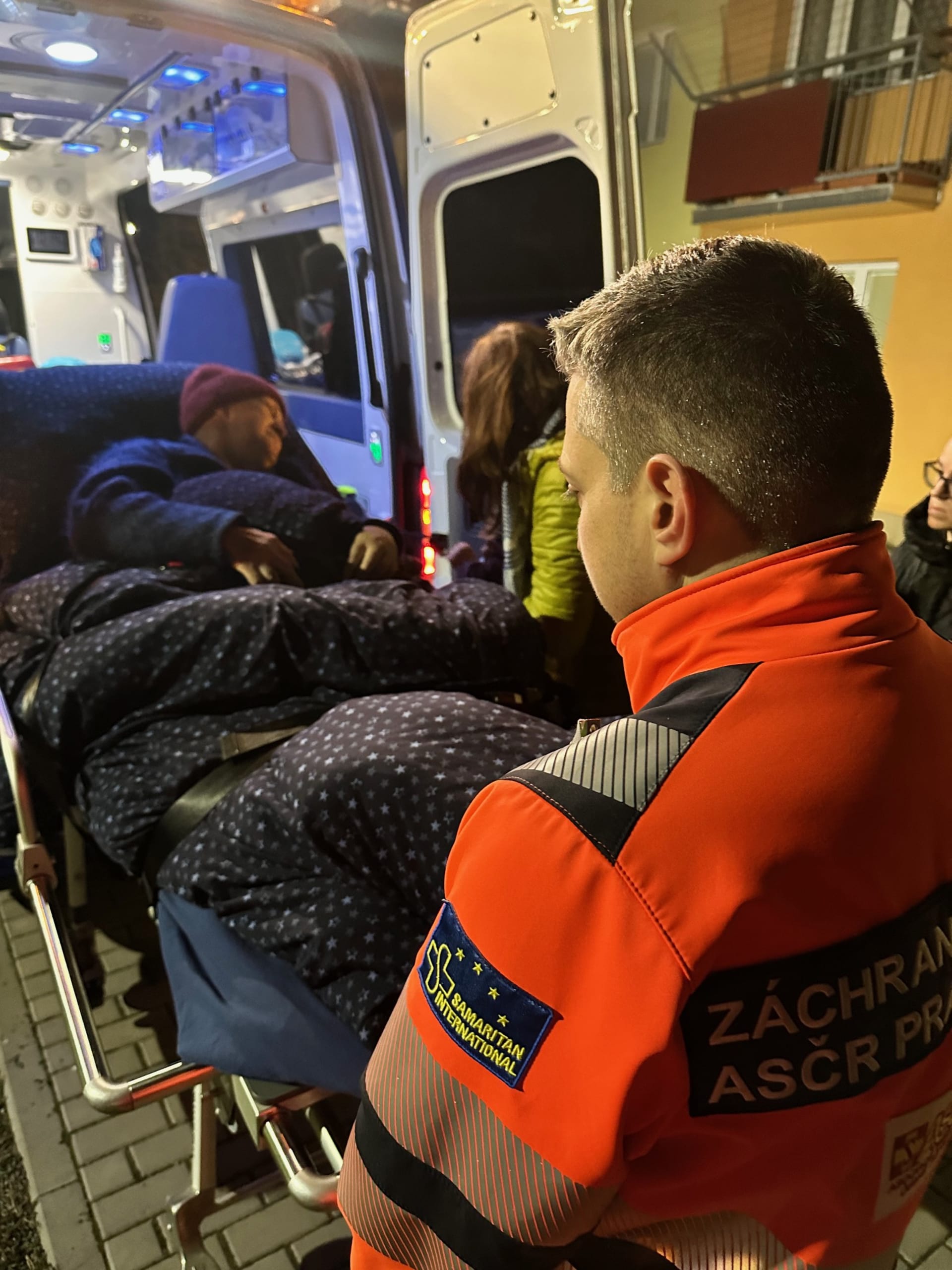 Záchranáři ženě umožnili přesun na Ukrajinu. 