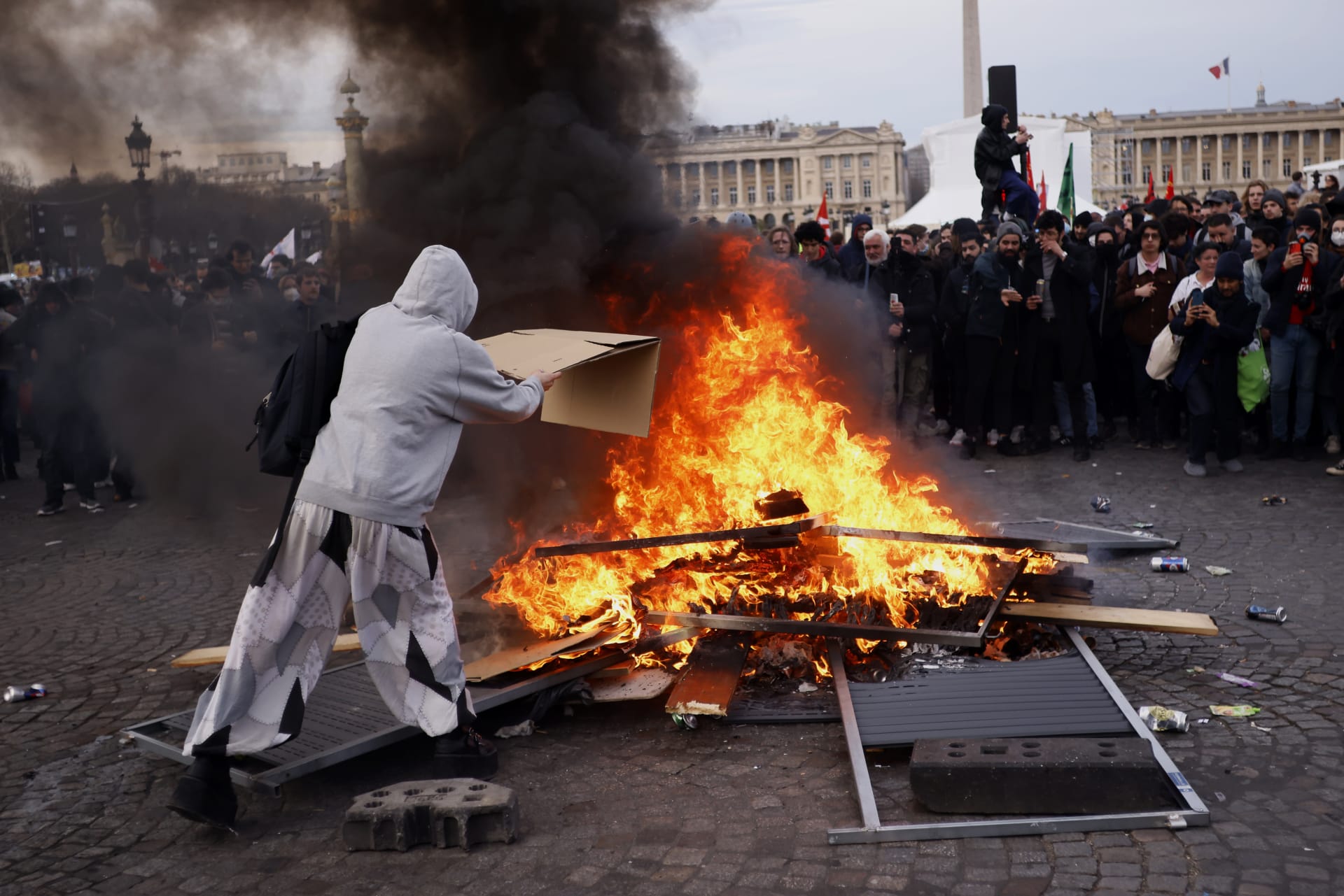 Po rozhodnutí přijmout důchodovou reformu bez hlasování poslanců vypukly v Paříži další protesty.  