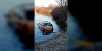 Drama na Chrudimsku: Řidič neplavec vjel do rybníka. Z ledové vody ho zachránil silničář