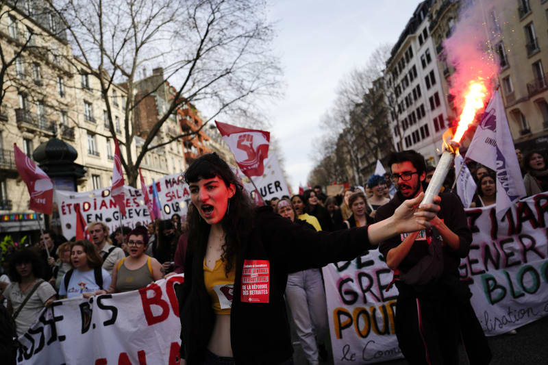 Po rozhodnutí přijmout důchodovou reformu bez hlasování poslanců vypukly v Paříži další protesty.  