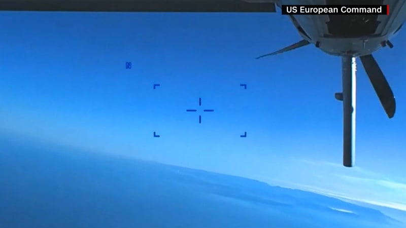 Záběry z amerického dronu zachycují, jak na něj ruská stíhačka nalétávala.