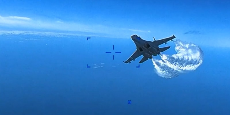 Video z amerického dronu zachycující nalétávající ruskou stíhačku.