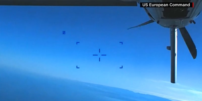 Záběry z amerického dronu zachycují, jak na něj ruská stíhačka nalétávala.
