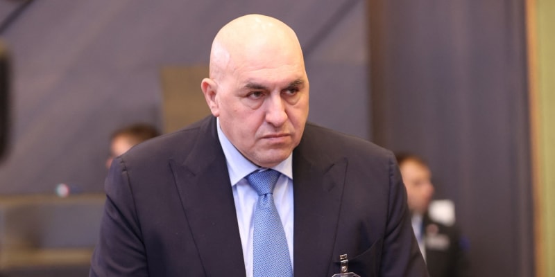 Italský ministr obrany Guido Crosetto je terčem ruských mocnářů.