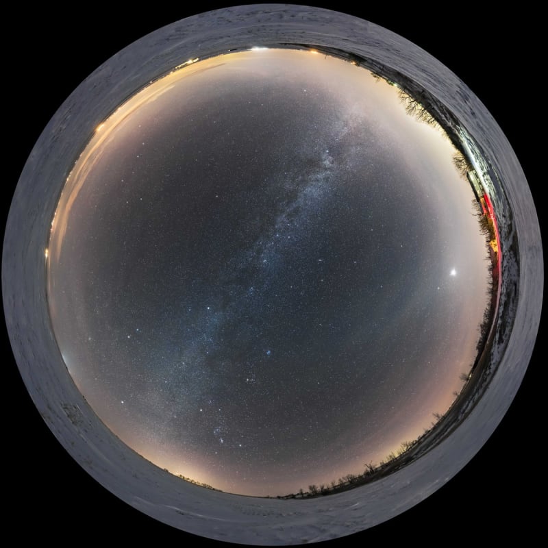 Panoramatický snímek noční oblohy nad jižní Albertou