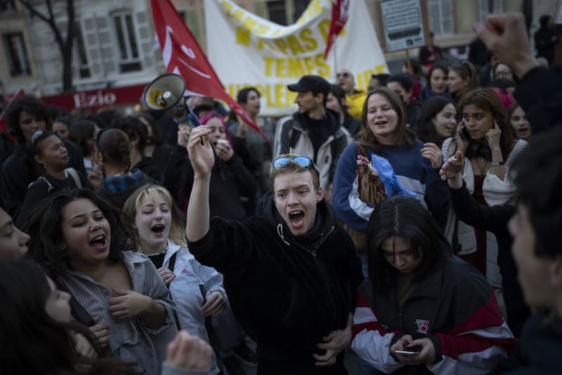 Studenti skandují během demonstrace v Marseille na jihu Francie, čtvrtek 16. března 2023.