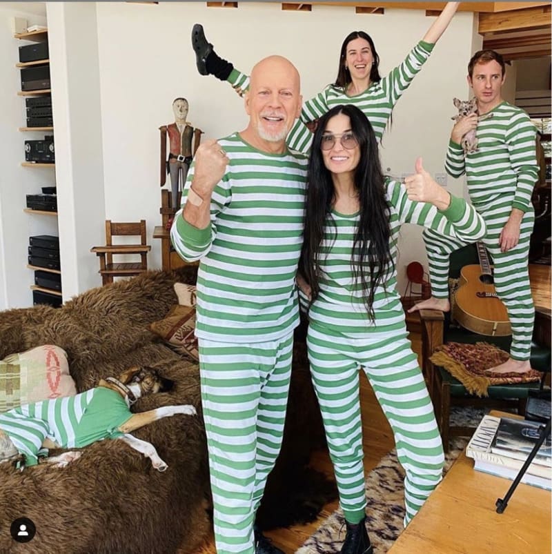 Bruce Willis a jeho bývalá manželka Demi Moore s dětmi.