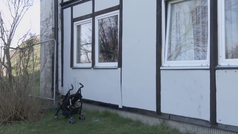  Policie v Mladé Boleslavi zastřelila agresivního muže, který tyčí demoloval ubytovnu a okolní objekty. 