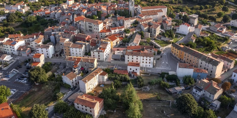 Městečko Bale na chorvatské Istrii láká na levné parcely.