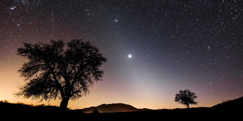 Venuše v kuželu zodiakálního světla (vyfoceno v Maďarsku 15. března 2020)
