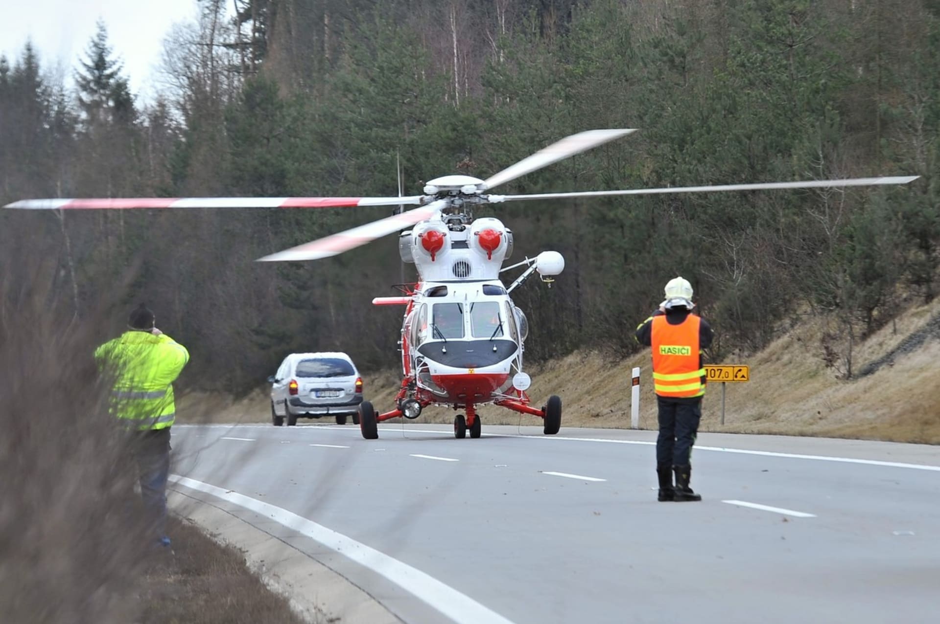 Na místě přistává vrtulník letecké záchranné služby (Ilustrační foto).