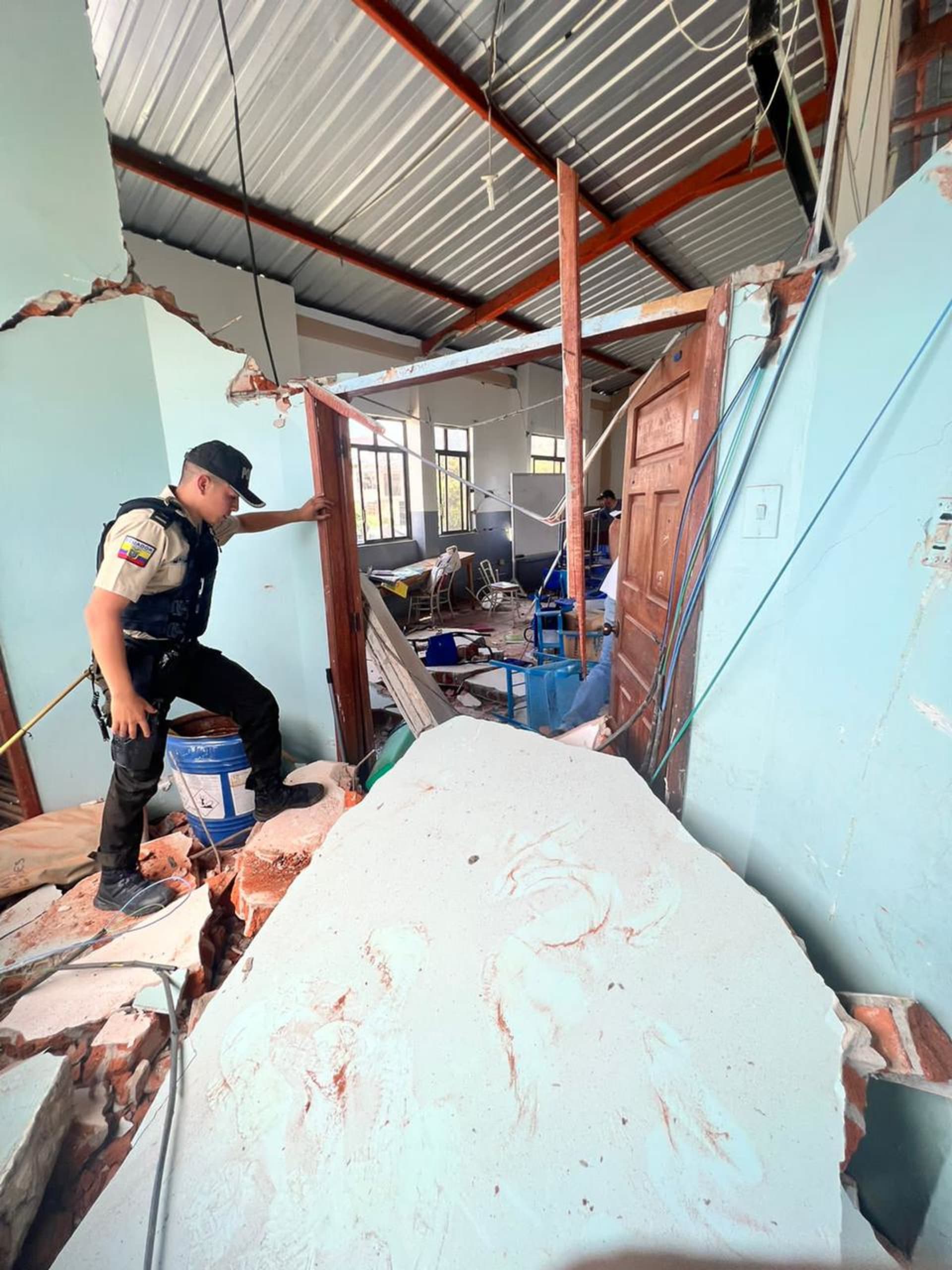 Policie asistuje v oblastech, zasažených zemětřesením (18. 3. 2023).
