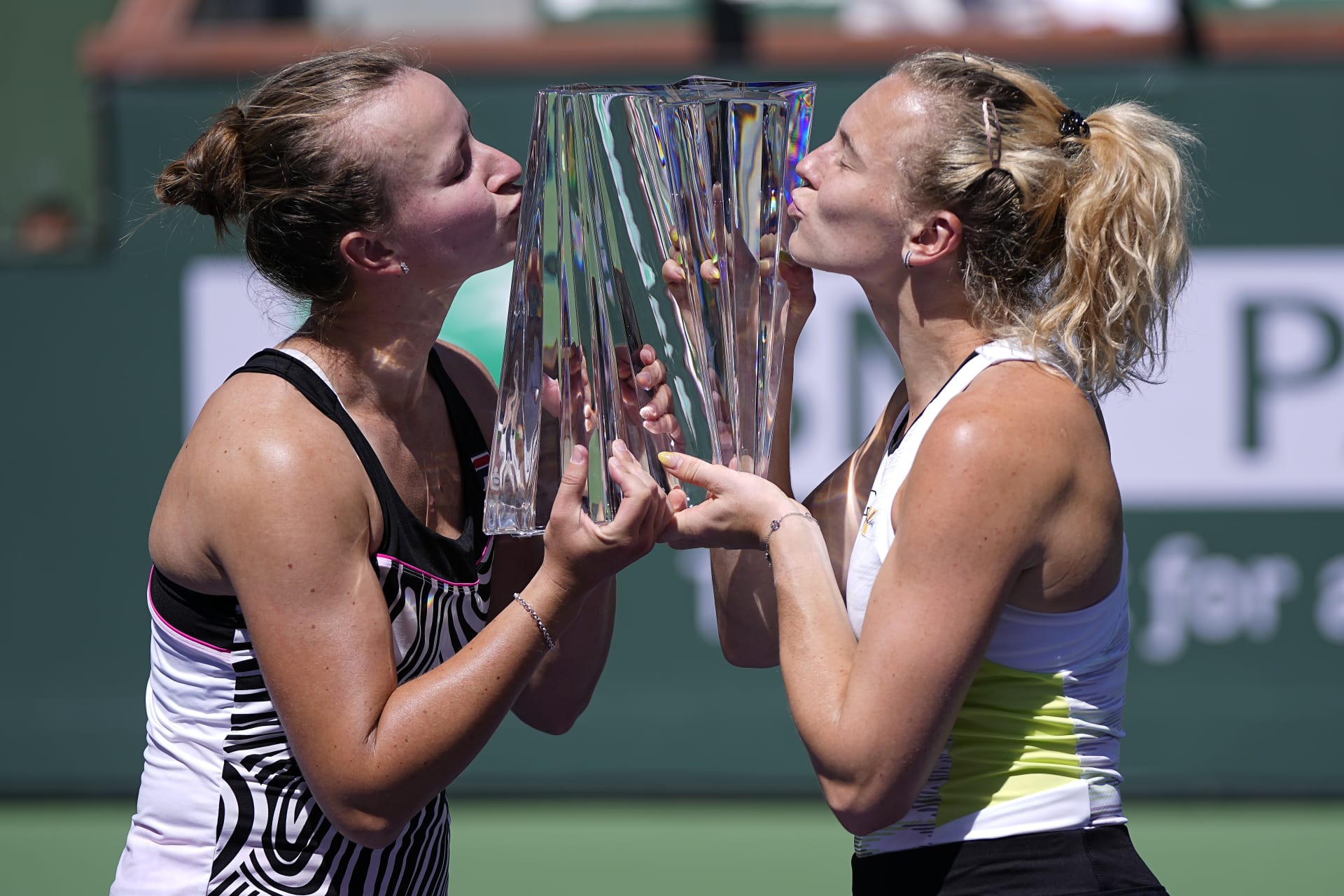 Barbora Krejčíková a Kateřina Siniaková zvítězily ve finále turnaje v Indian Wells (18. 3. 2023).