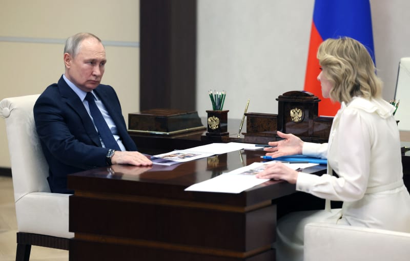 Marija Lvovová-Bělovová při rozhovoru s Vladimirem Putinem.