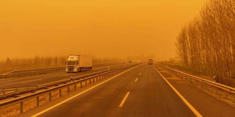 Saharský prach kolem dálnice
