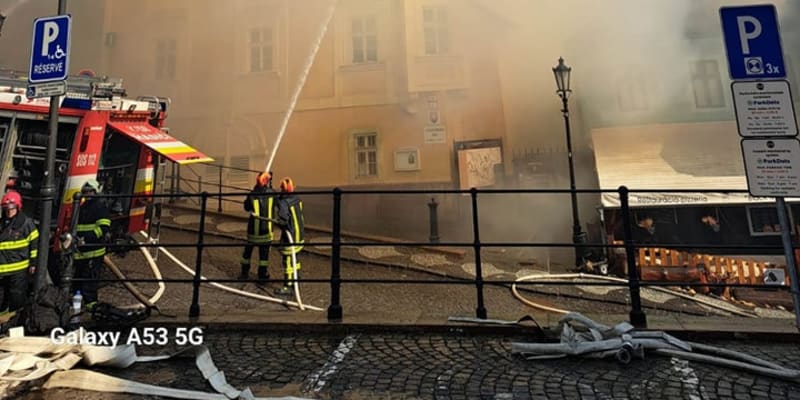 Slovenští hasiči v sobotu zasahují u požáru Banky lásky v centru Banské Štiavnice na Radničním náměstí.