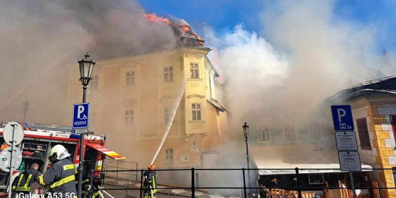 Slovenští hasiči v sobotu zasahují u požáru Banky lásky v centru Banské Štiavnice na Radničním náměstí.