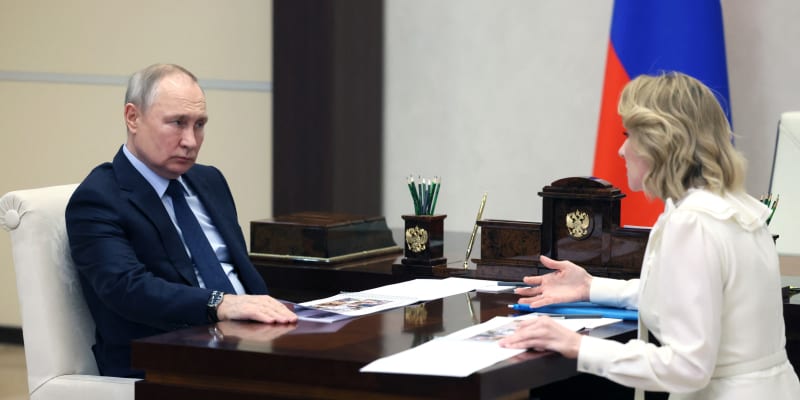 Marija Lvovová-Bělovová při rozhovoru s Vladimirem Putinem.