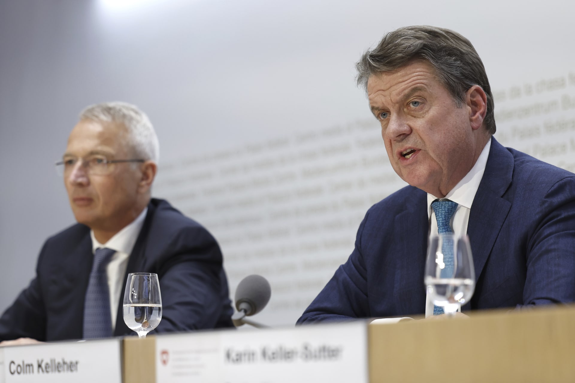 Předseda představenstva UBS Colm Kelleher (vravo) a jeho protějšek z Credit Suisse Axel Lehmann