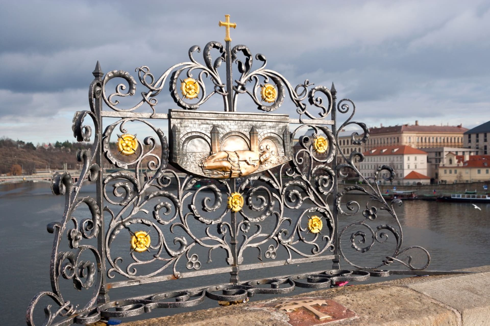 Reliéf v místě Karlova mostu, kde Jana Nepomuckého shodili do Vltavy