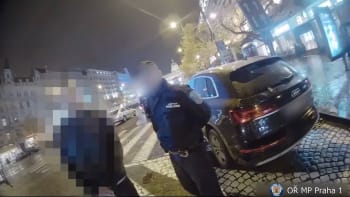 Drzý řidič školil strážníky. Zaparkoval na přechodu v centru Prahy, pak „spustil divadlo“