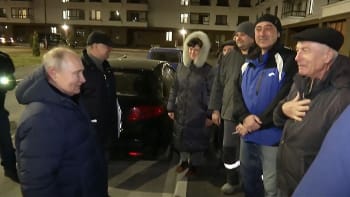 CNN: Putinova návštěva Mariupolu je provokace. Proč byly všechny záběry pořízené za tmy?
