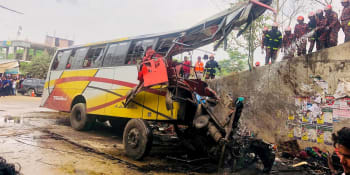 Strašlivá nehoda autobusu, zemřelo 19 lidí. Zřítil se z mostu v Bangladéši, cestující spali