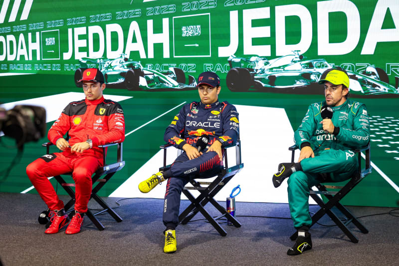 Charles Leclerc, Sergio Pérez a Fernando Alonso v Džiddě (18. 3. 2023)