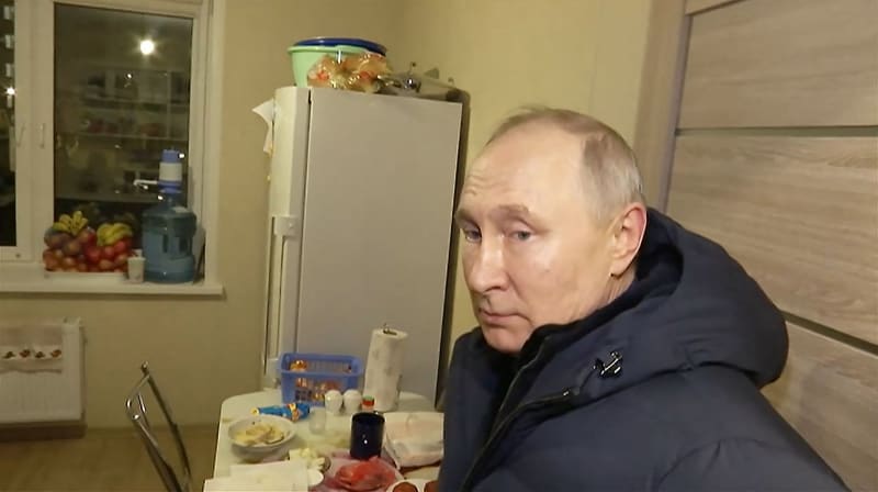 Vladimir Putin měl údajně v okupovaném Mariupolu navštívit některé místní obyvatele (19. 3. 2023).