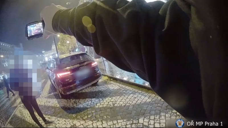 Strážníci se s mužem kvůli parkování dohadovali téměř hodinu (16. 3. 2023).