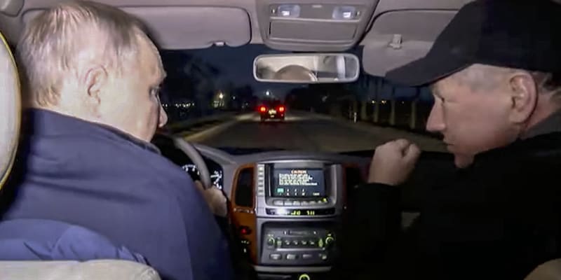 V jednom ze záběrů z Mariupolu Putin usedl za volant auta (19. 3. 2023).