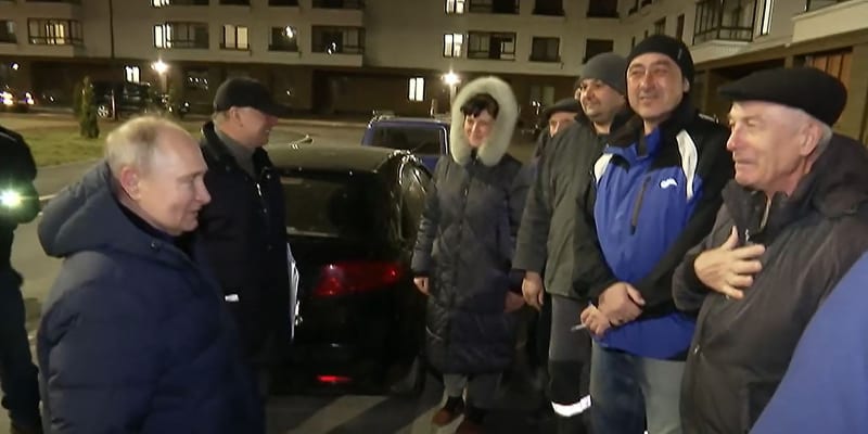 Vladimir Putin měl údajně v okupovaném Mariupolu navštívit některé místní obyvatele.