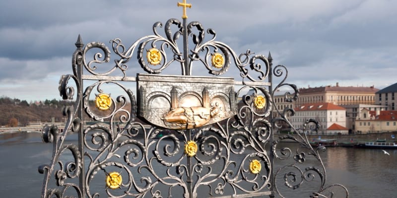 Reliéf v místě Karlova mostu, kde Jana Nepomuckého shodili do Vltavy