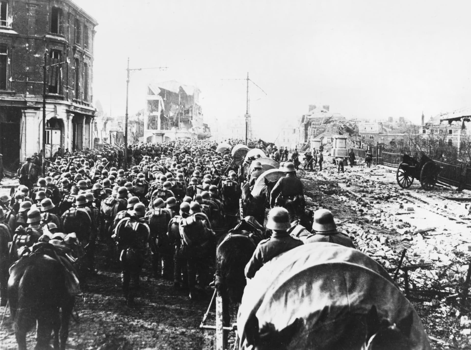 Němečtí vojáci se shromažďují v Saint-Quentin před zahájením operace Michael