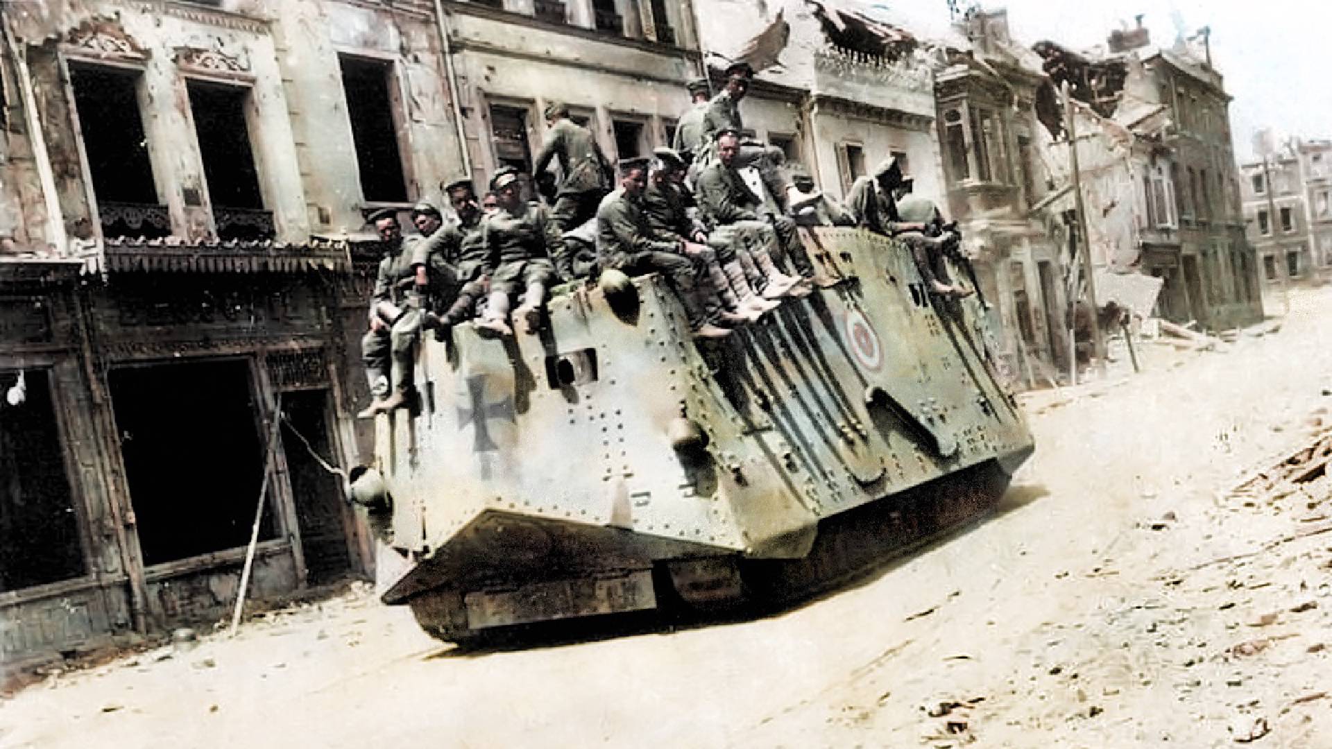 Německý tank A7V v ulicích dobytého francouzského městečka Roye
