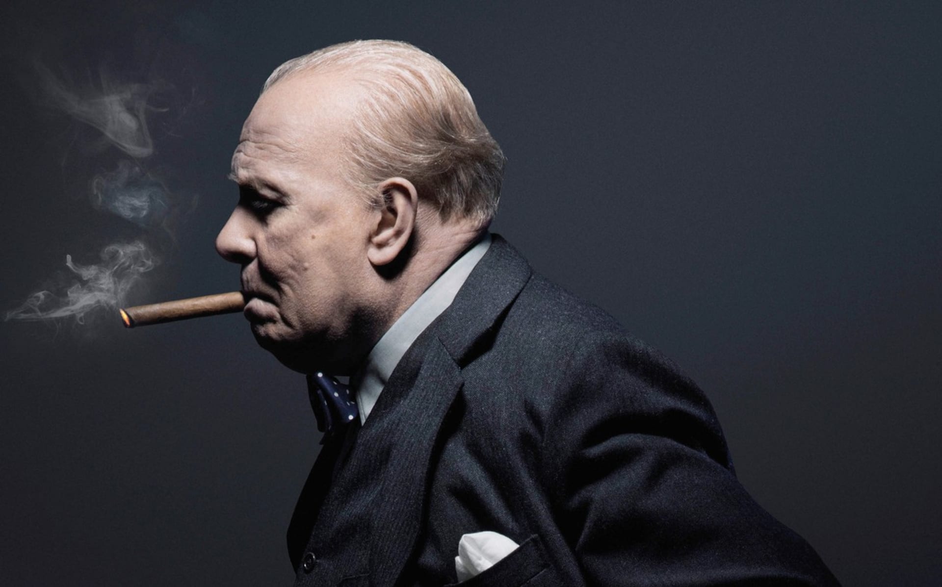 K nepoznání byl herec jako Winston Churchill ve filmu Nejtemnější hodina (2017).