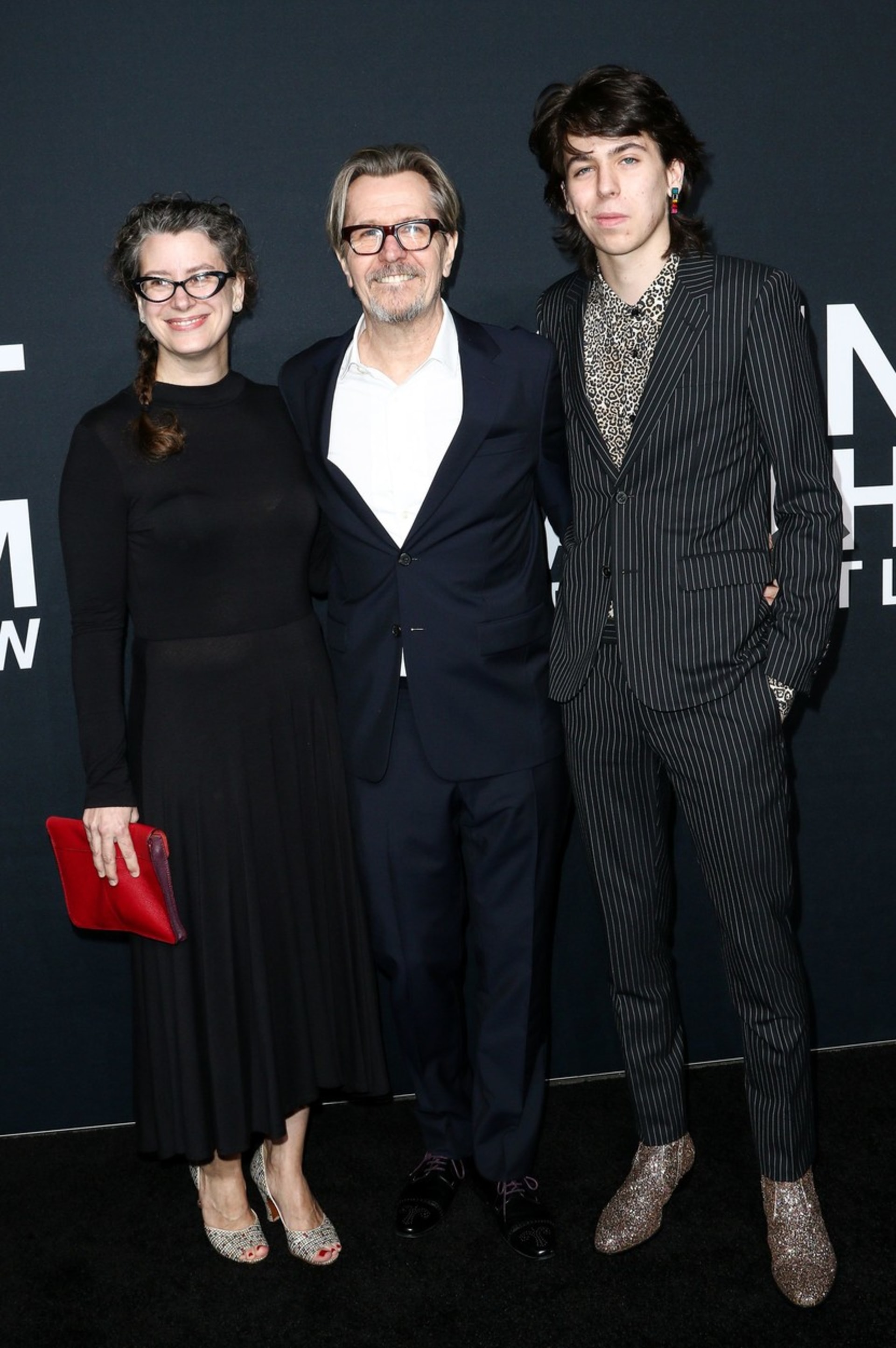 Gary Oldman se svou pátou a současnou manželkou Gisele a synem Charliem (2016).