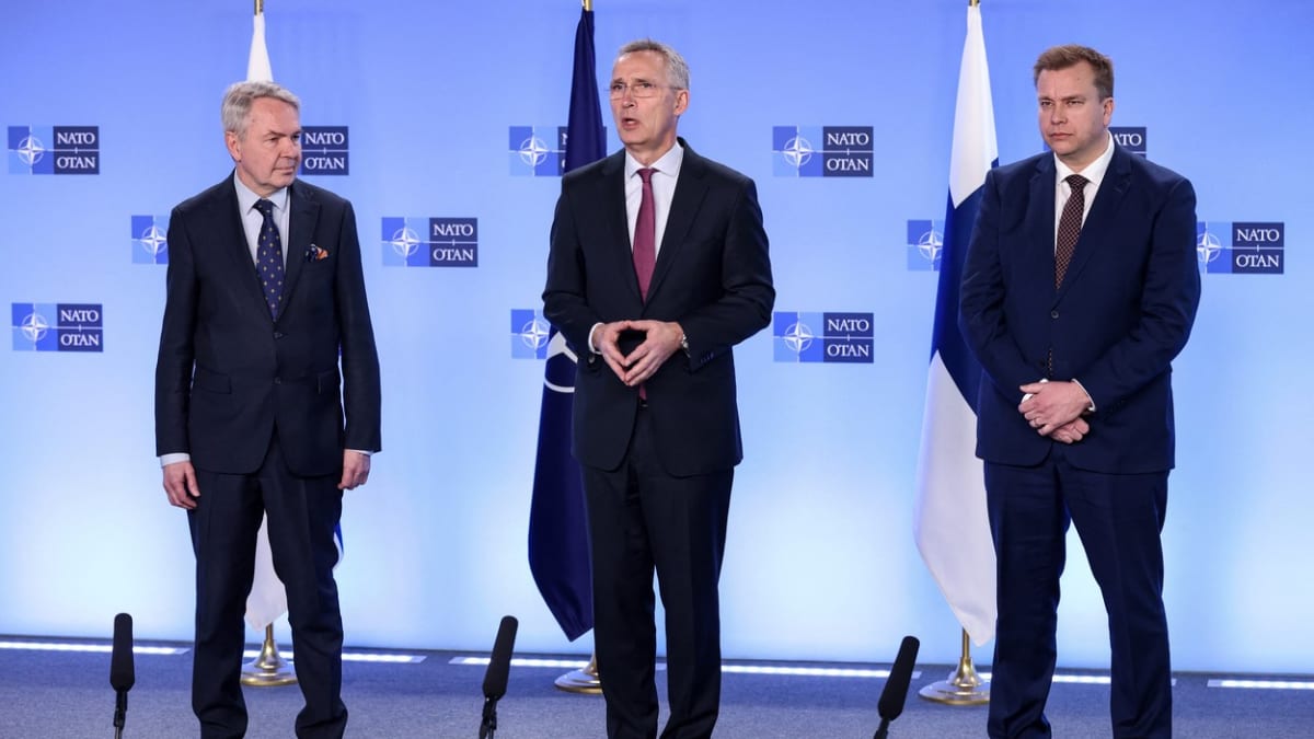 Zleva finský ministr obrany Antti Kaikkonen, generální tajemník NATO Jens Stoltenberg a finský ministr zahraničí Pekka Haavisto
