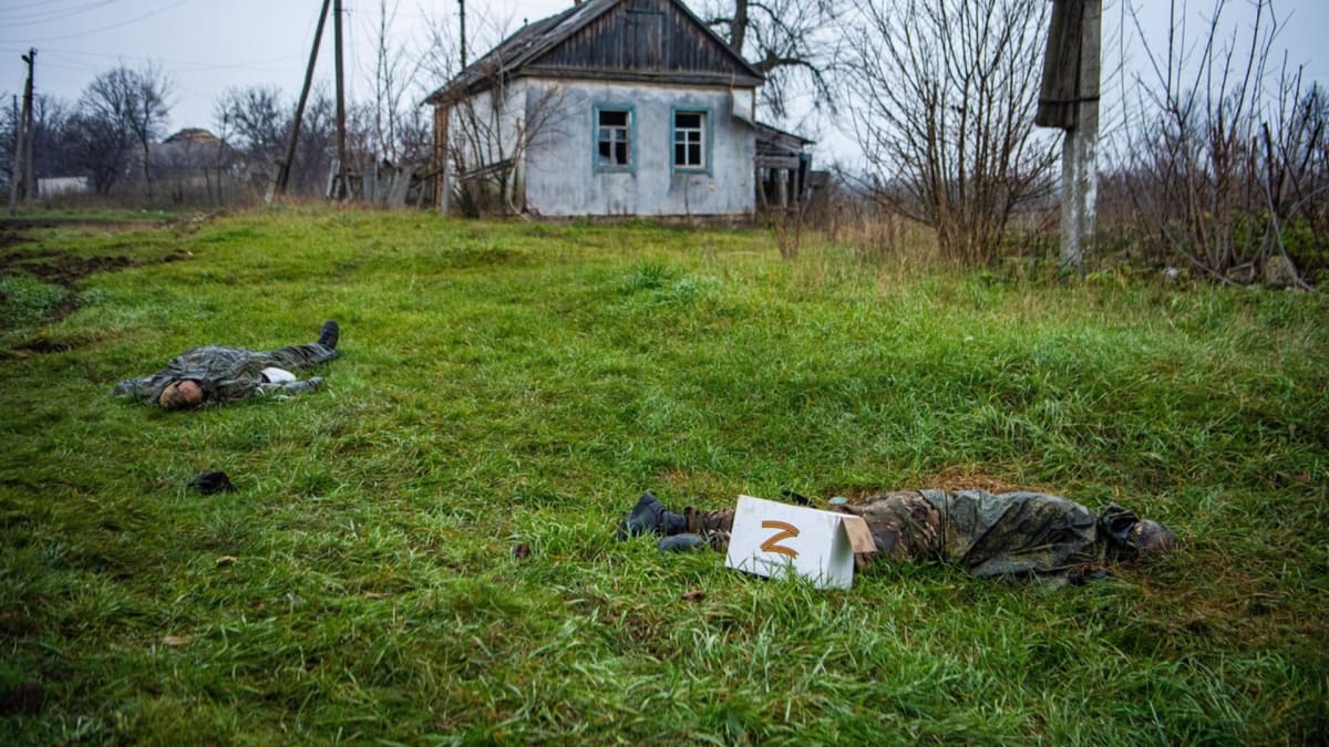 Těla dvou ruských vojáků u osvobozené obce Makajevka na východě Ukrajiny