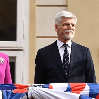 Eva Pavlová při inauguraci oblékla výraznou fuchsiovou barvu. 