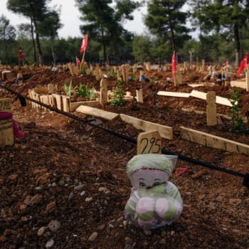 Po zemětřesení v Turecku bydlí pohřebák Ali Dorgru se svou rodinou na hřbitově