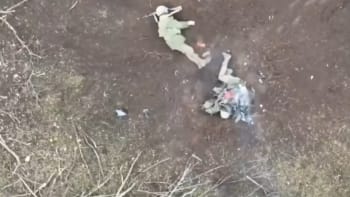 Brutální záběry z bojů: Přesné zásahy ukrajinských dronů, bomby explodují okupantům u hlavy