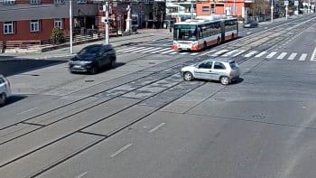 Kuriózní záběry z Brna: Řidička si šla nakoupit, mezitím jí odjelo auto